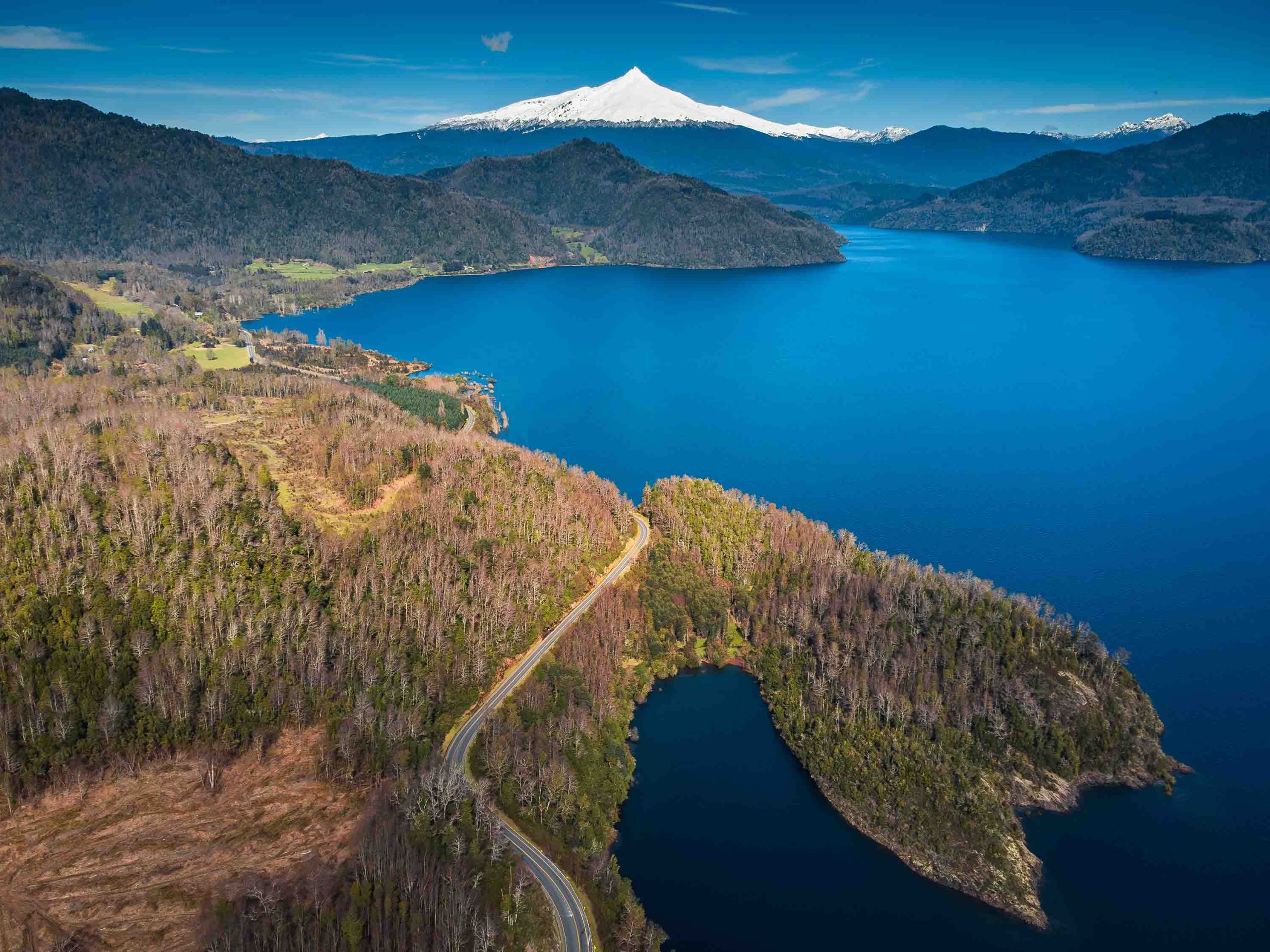 Volcán y bosque en Panguipulli, entorno de los terrenos en venta