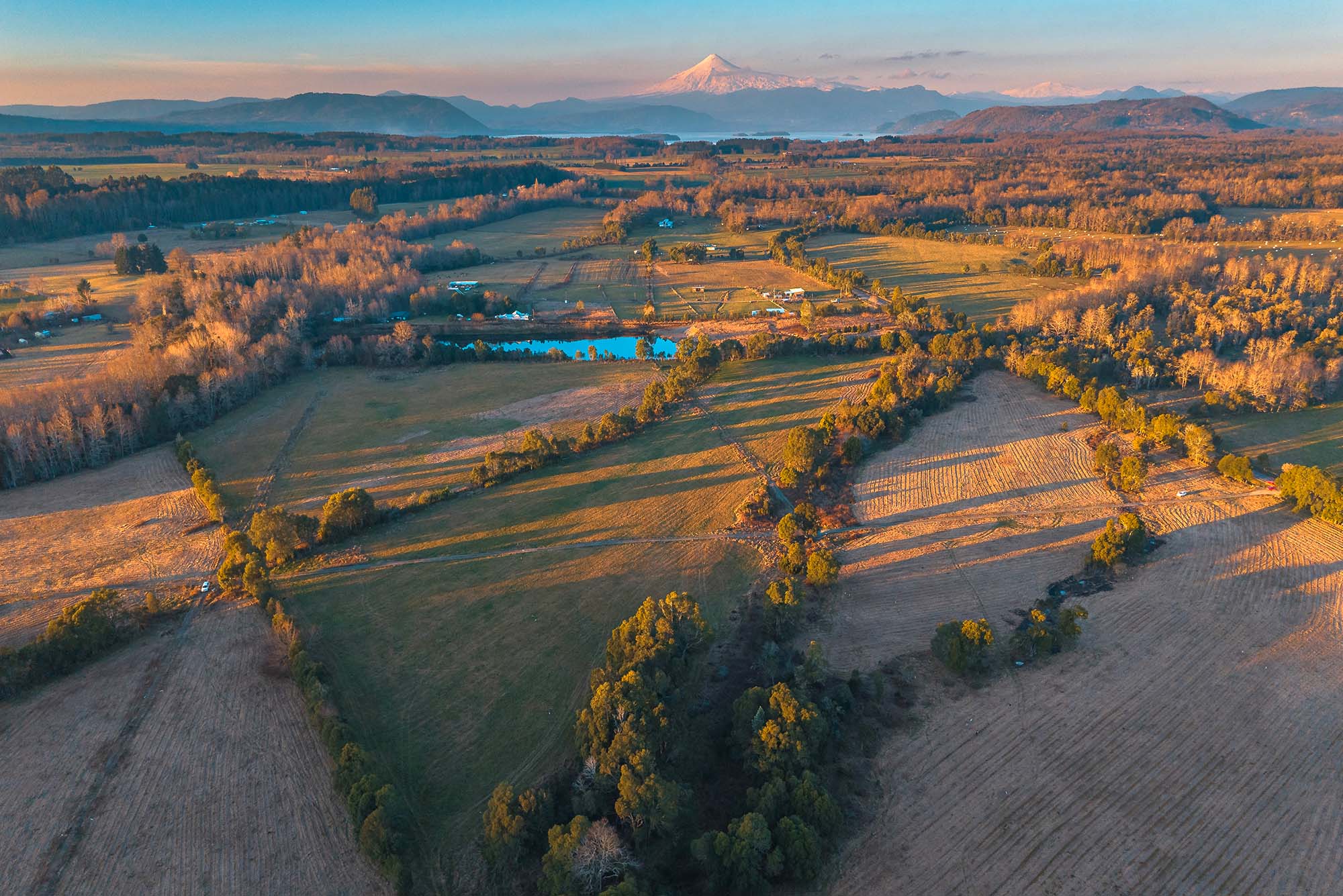 Vista aérea del lago y la distribución de los lotes del proyecto